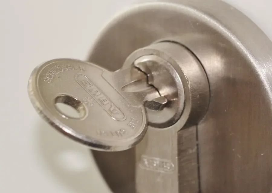 Key inserted in a door lock cylinder – when the key turns but your uPVC door won't open in Farnborough, Locksmith Farnborough guide